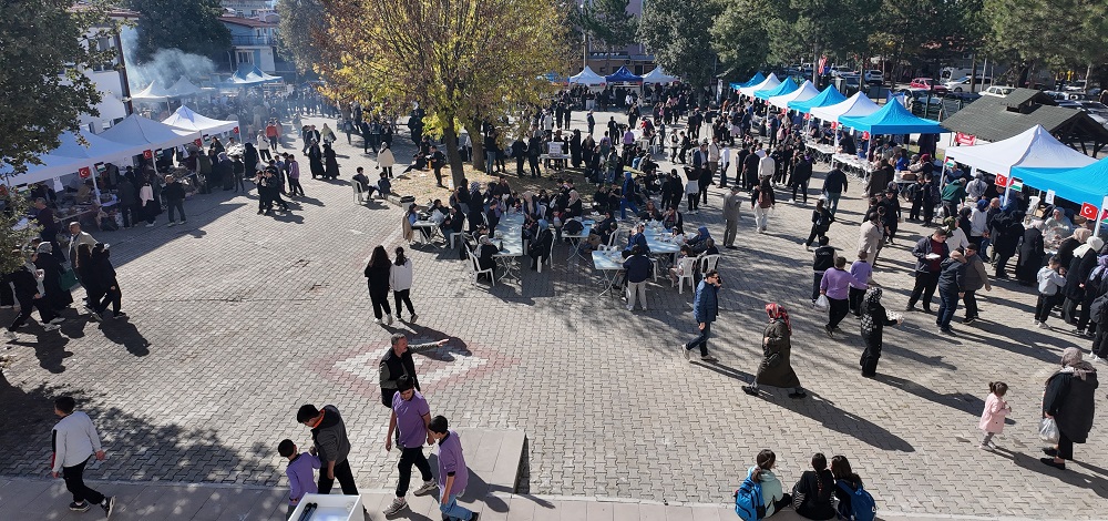 Gediz, Gazze İçin Tek Yürek Oldu: Milli Eğitim Müdürlüğü Kermesi Yoğun İlgi Gördü