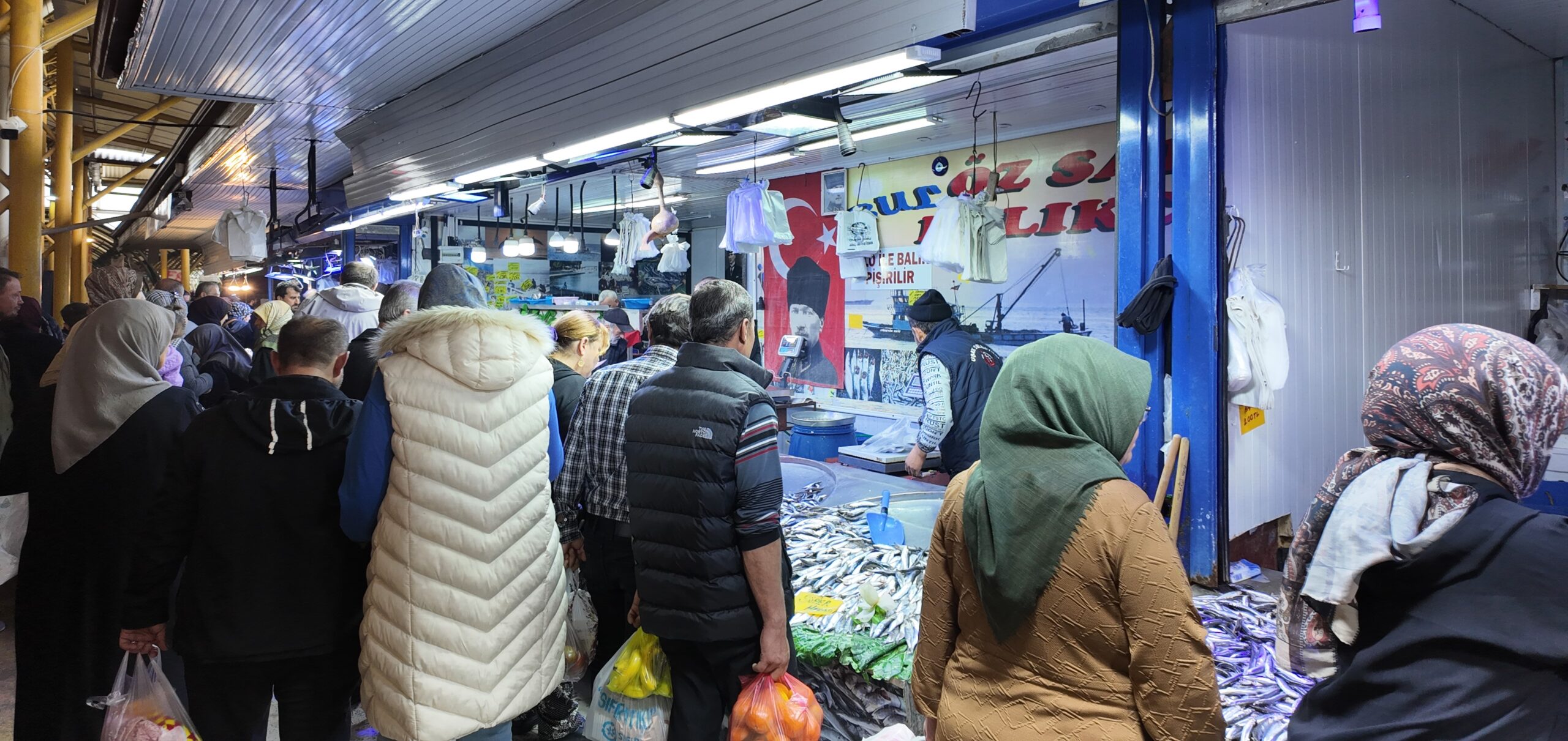 Gediz Balık Pazarı Canlandı: Hamsiye Yoğun İlgi ve Vatandaş Memnuniyeti