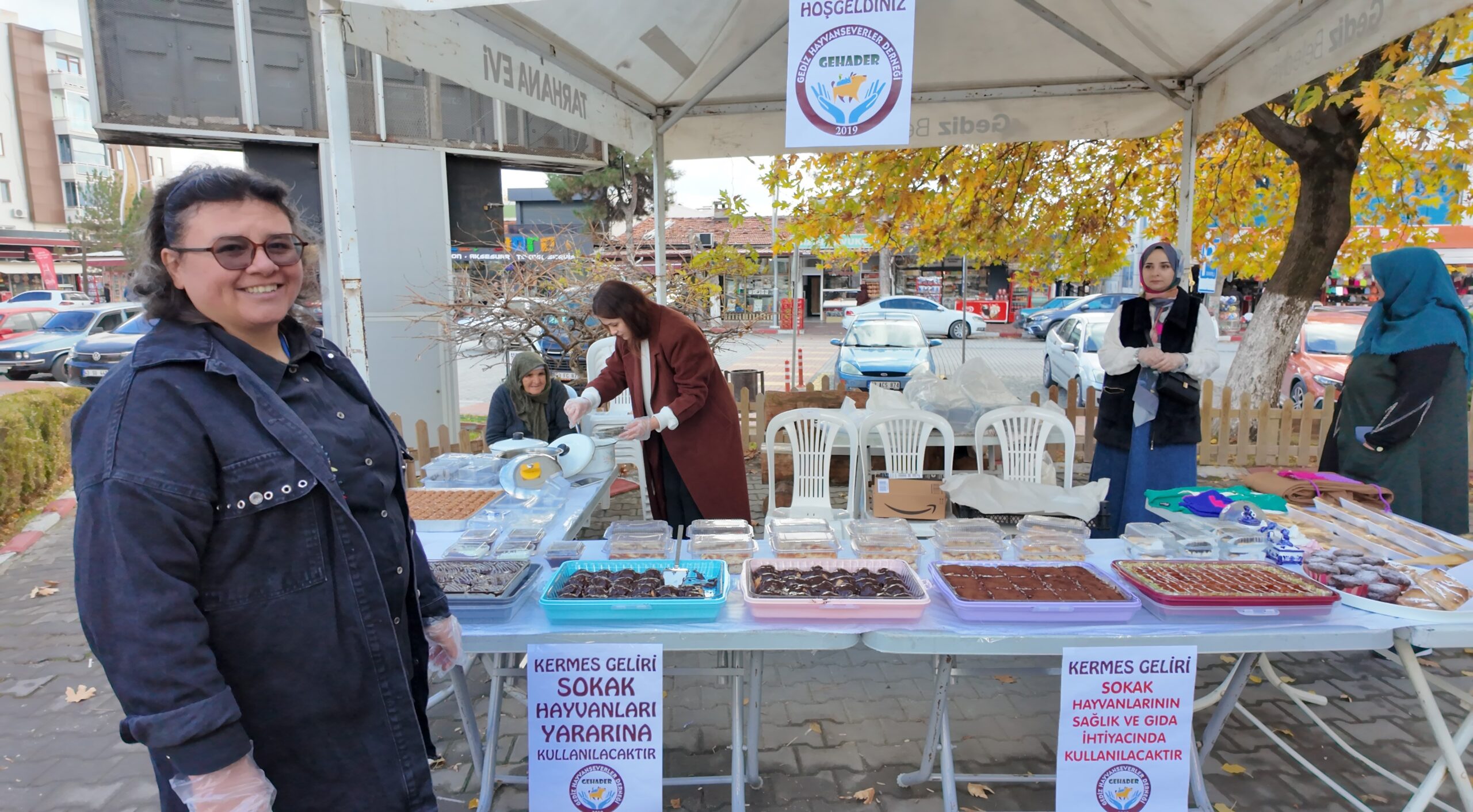 GEDİZ HAYVANSEVERLER DERNEĞİ SOKAK HAYVANLARI YARARINA KERMES DÜZENLEDİ