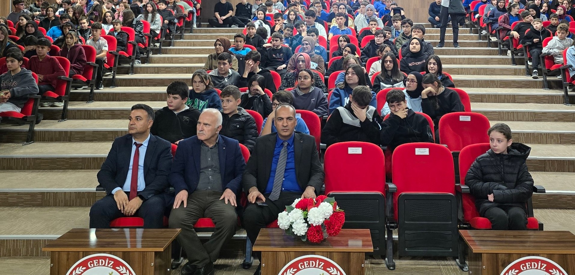 Gediz’de LGS Maratonuna Destek: 8. Sınıf Öğrencilerine “Sınav Yönetme ve Soru Çözme Teknikleri” Semineri