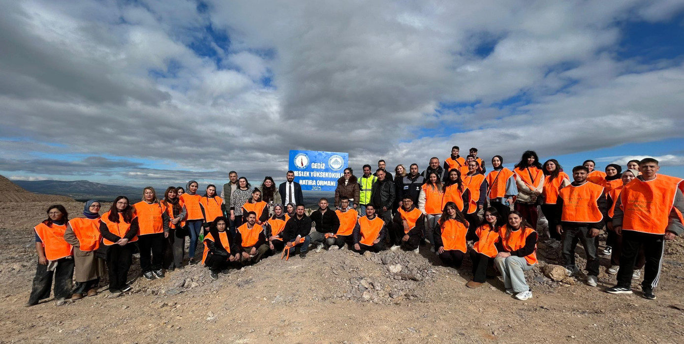 Gediz MYO’dan “Hatıra Ormanı” Projesi: Maden Sahası 200 Fidanla Yeşerdi