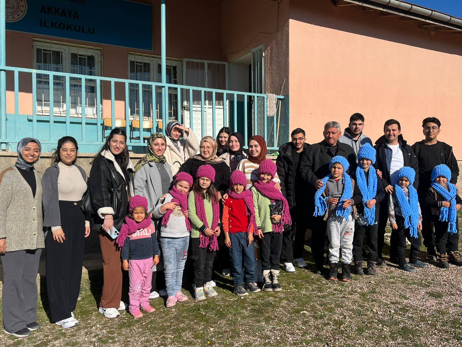 Gediz’de Gönül Köprüsü: Üniversitelilerin Ördüğü Atkılar Minik Kalpleri Isıttı