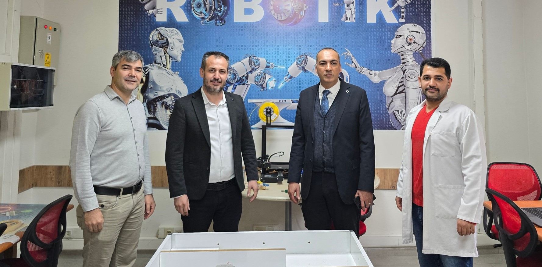 Gediz’de Dualar Göğe, Umreciler Kutsal Topraklara Yükseldi Kütahya’nın Gediz ilçesinde manevi heyecan durmaksızın devam ediyor. Her hafta bir grubun kutsal topraklara uğurlandığı ilçede, bu kez 75 kişilik umre kafilesi sabahın bereketli vaktinde dualar ve yağan yağmur eşliğinde yolcu edildi. Gediz’de umre ibadetini yerine getirmek üzere yola çıkan vatandaşlar için anlamlı bir uğurlama merasimi düzenlendi. İlçede etkili olan yağış nedeniyle Ulu Camii içerisinde gerçekleştirilen programa, umre yolcuları ve onları yalnız bırakmayan çok sayıda yakını katıldı. Üç rehber hocanın eşlik edeceği 75 kişilik grup için düzenlenen merasim, Kurşunlu Camii Müezzin Kayyımı Hidayet Gülben’in gönülleri mest eden Kur’an-ı Kerim tilavetiyle başladı. Ulu Camii’nde Manevi Buluşma  Sabah namazının cemaatle kılınmasının ardından, programın manevi atmosferi İlçe Müftüsü Sebahattin Turan’ın sohbetiyle doruğa ulaştı. Müftü Turan, namaz sonrası yaptığı “Mevsim Mübarek, Gün Mübarek ve Yolculuk Mübarek” temalı sohbetinde, umre yolculuğunun bir arınma ve yeniden doğuş olduğunu vurguladı. Duygusal anların yaşandığı program, Müftü Turan’ın tüm İslam alemi için yaptığı duayla devam etti. Müftü Turan: “Dualarınızda Devletimizi ve Milletimizi Unutmayın”  Uğurlama töreninde umrecilere hitap eden İlçe Müftüsü Sebahattin Turan, kutsal topraklara gidenlerin birer gönül elçisi olduğunu belirterek şu ifadeleri kullandı: “Bugün Gediz’de yağan rahmetle birlikte, 75 kardeşimizi kutsal topraklara salavatlarla uğurluyoruz. Bu yolculuk, mübarek bir mevsimde ve mübarek bir günde başlıyor. Rabbimizden niyazımız, kardeşlerimizin sağ salim gidip ibadetlerini makbul bir şekilde tamamlayarak dönmeleridir. O mübarek beldelerde devletimiz, milletimiz ve bizler için hayır dualarınızı eksik etmeyin. Rabbim yaptığınız ve yapacağınız tüm ibadetleri katında kabul eylesin.” Salavatlarla Uğurlandılar  Merasimin ardından umre yolcuları, aileleri ve yakınlarıyla helalleşerek vedalaştı. Yağmurlu havaya rağmen katılımın yoğun olduğu uğurlama töreninde, otobüsler salavatlar eşliğinde kutsal topraklara doğru yola çıktı. Umrecilerin heyecanı ve yakınlarının gözyaşları, Gediz sabahında unutulmaz bir manevi tablo oluşturdu. RECEP BAYSAL