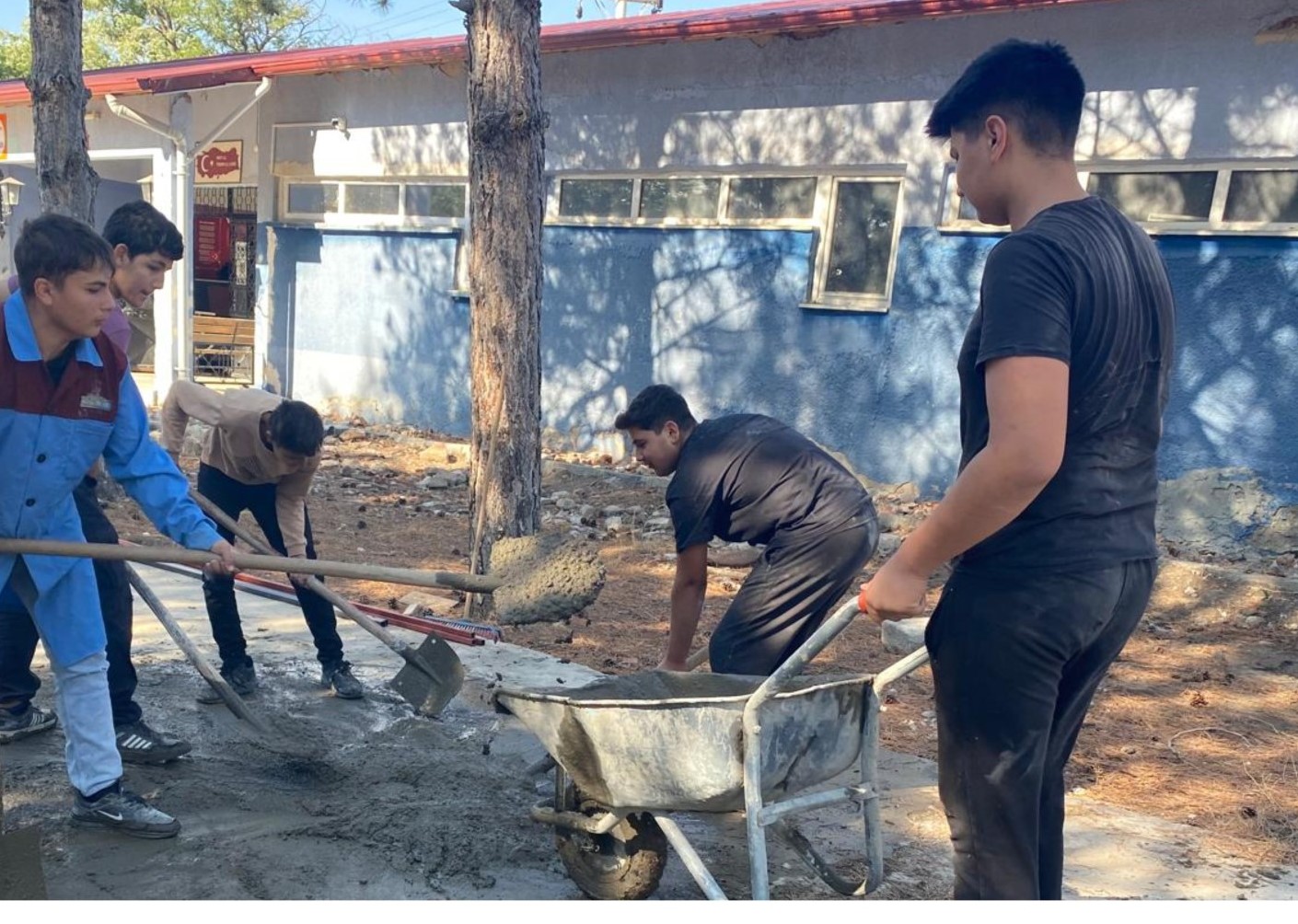 Yunus Emre MTAL Öğrencilerinden Uygulamalı Eğitim: Tretuvar Yapımında Disiplinler Arası İş Birliği