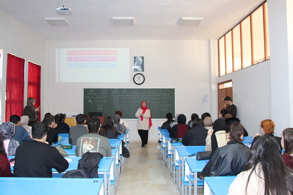 Gediz MYO’da Geleceğin Aile Temelleri Atıldı: “Hayat Arkadaşımı Nasıl Seçerim?”