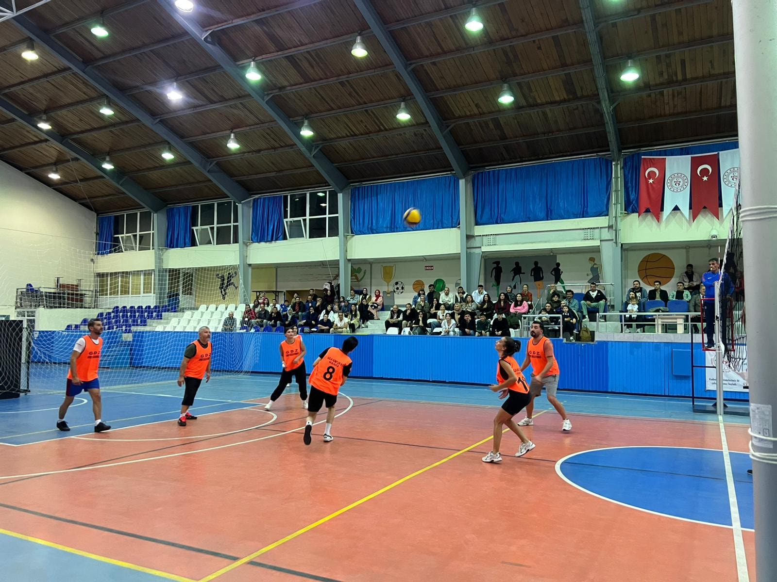 Gediz’de Voleybol Tutkusu Büyüyor: Spor Salonları Dolup Taşıyor!