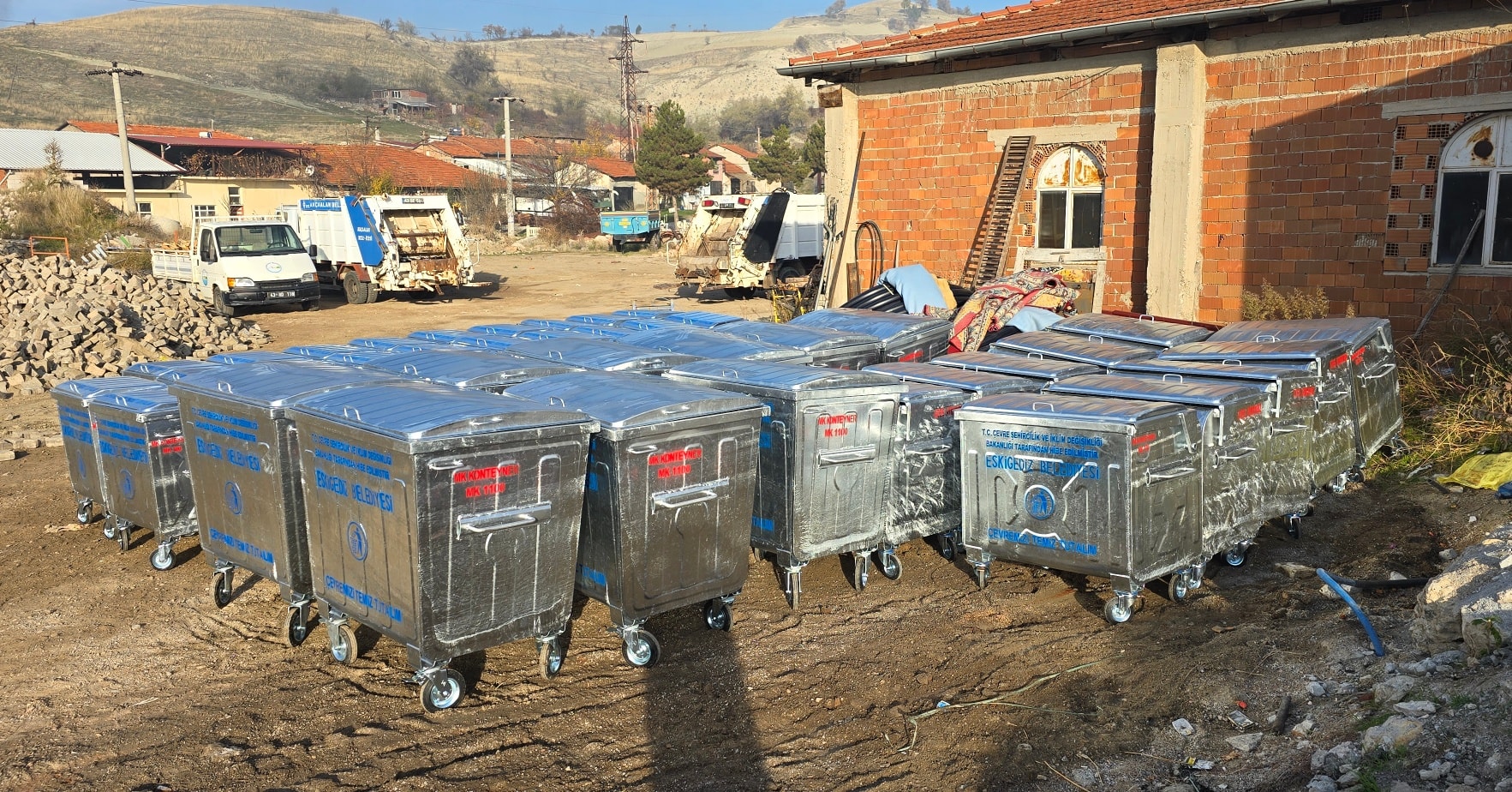 Eskigediz Belediyesi’ne Çevre, Şehircilik ve İklim Değişikliği Bakanlığı’ndan 47 Adet Çöp Konteyneri Desteği