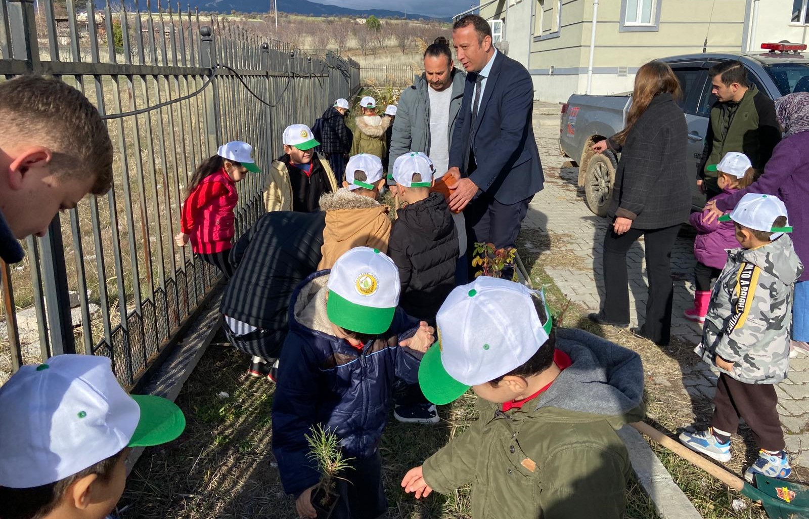 Küçük Eller, Büyük Umutlar: Minik Ormancılar Kızılçam Fidanlarını Toprakla Buluşturdu