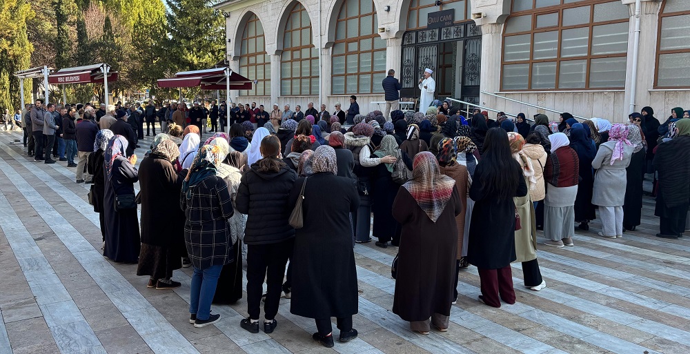 Gediz’de 28 Umreci Dualarla Uğurlandı: Manevi Atmosfer Hâkimdi