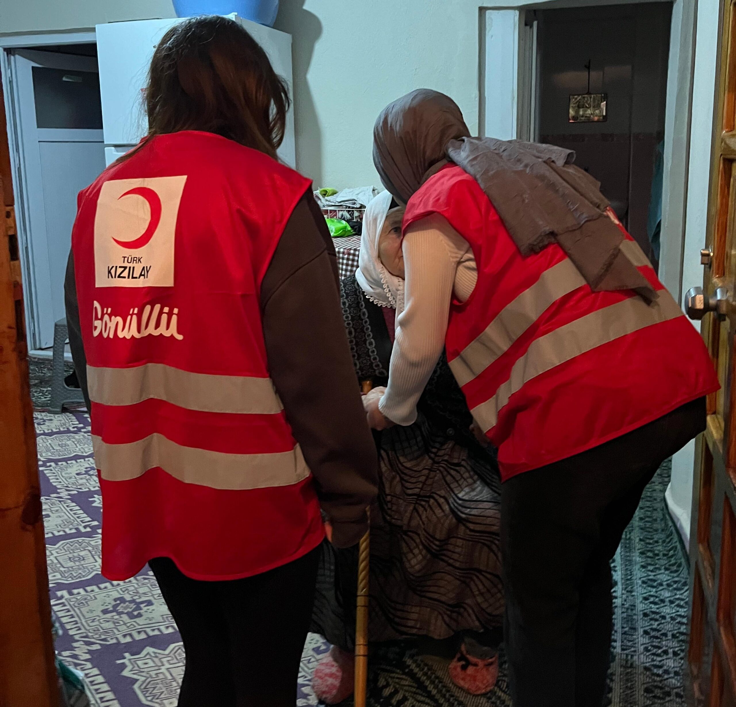 Genç Kızılay Gediz Gönüllüleri 40 Aileye Gıda Kolisi Ulaştırdı: İyilik Köprüsü Kuruldu