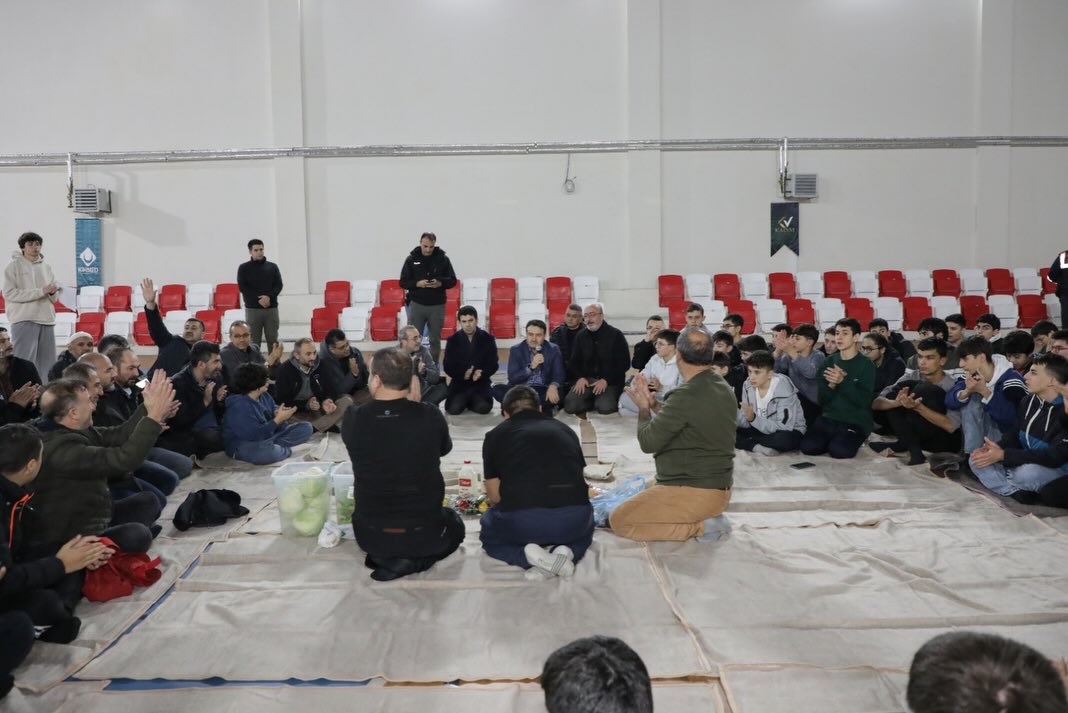 Murat Dağı Gençlik Kampında Coşkulu Gece Etkinliği: Vali Musa Işın Gençlerle Buluştu