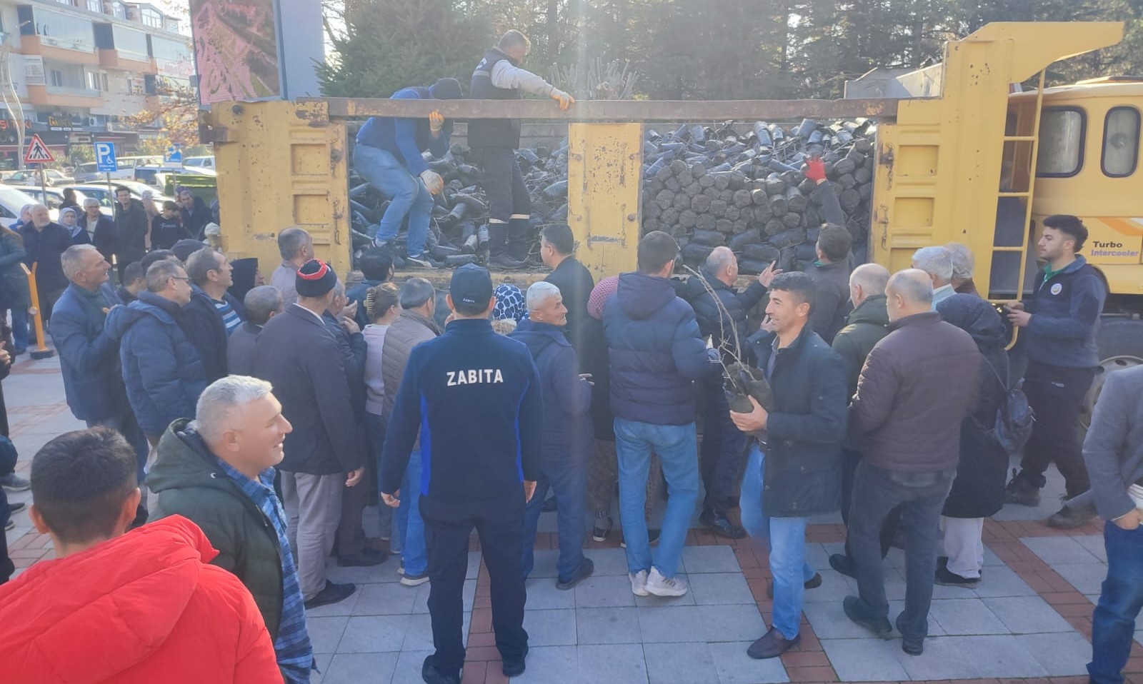 Gediz’de “Gelir Getirici” Fidan Seferberliği: 1000 Fidan Vatandaşla Buluştu