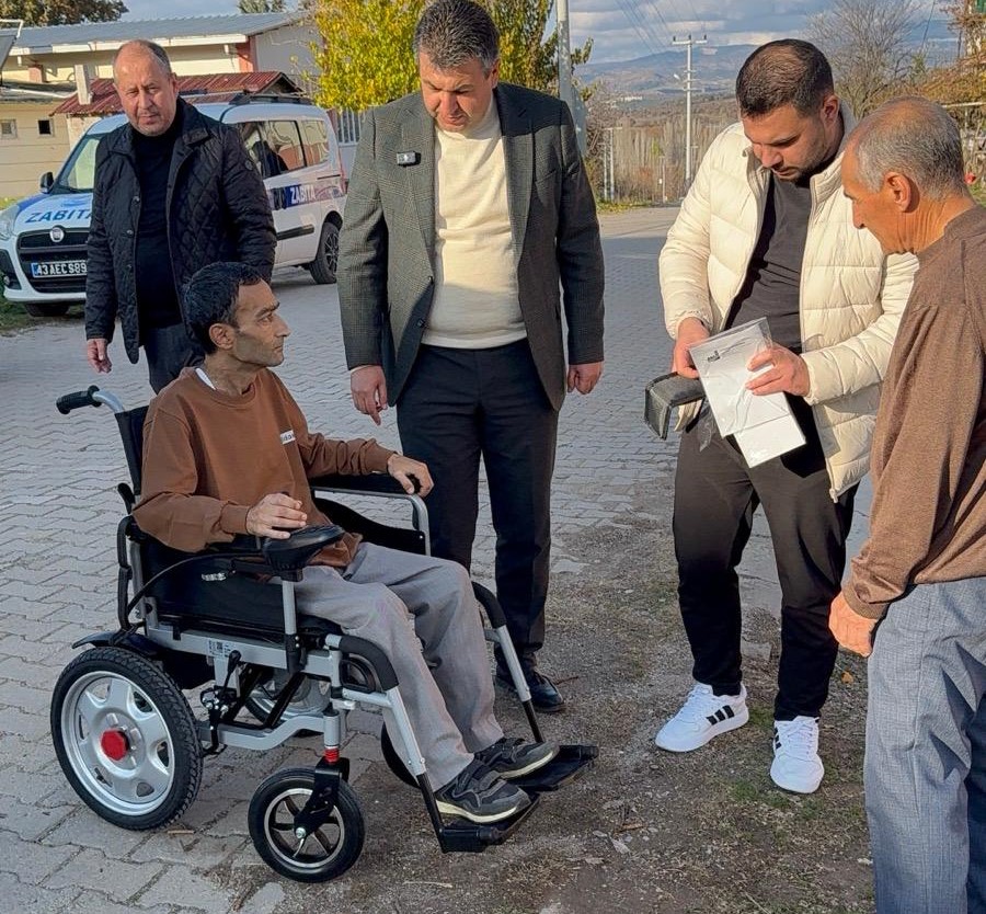 Başkan Akel’den Erdoğmuş Mahallesinde İhtiyaç Sahibi Vatandaşa Tekerlekli Sandalye
