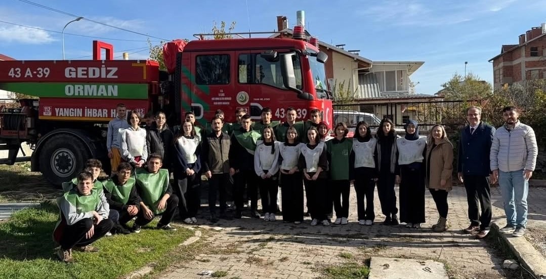 Gediz Fen Lisesi Öğrencilerinden “Yeşil Vatan” Projesine 200 Fidanlık Katkı