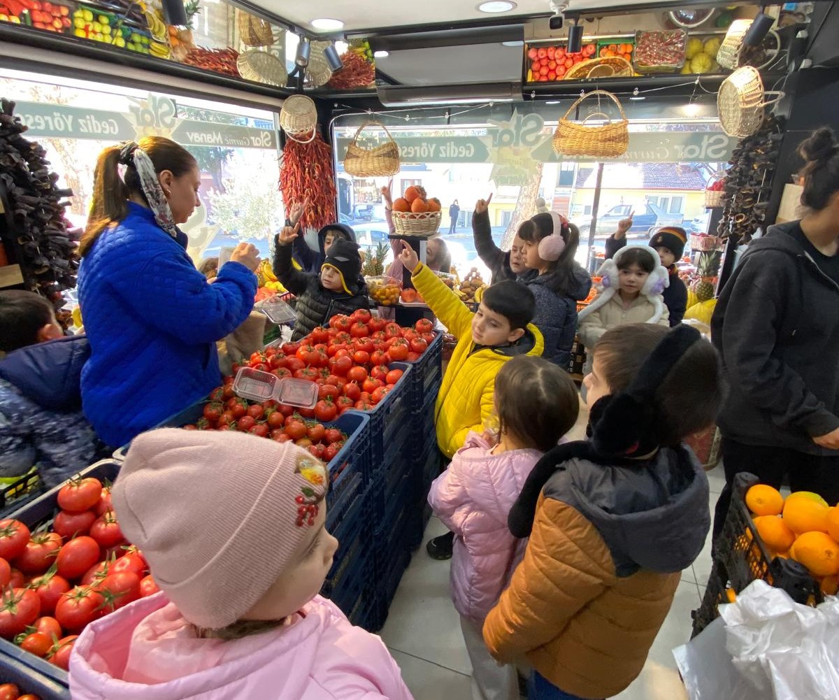 Gedizli Minikler Manavda: Hem Tanıdılar Hem Alışveriş Yaptılar