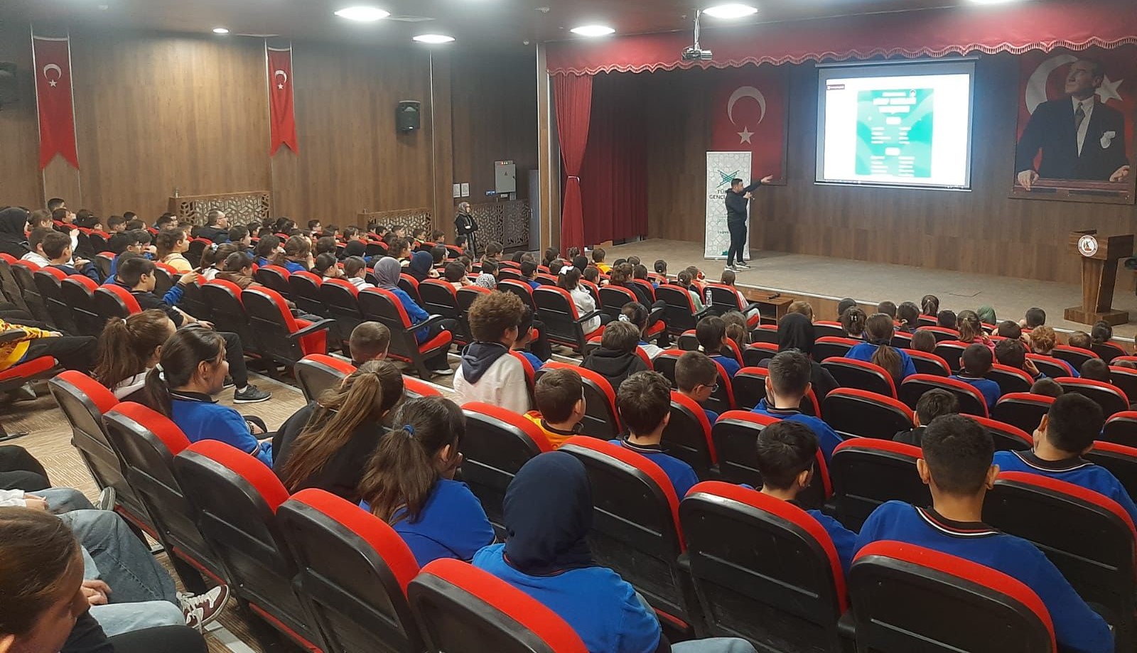 Gediz’de Bilgiye Yolculuk: TÜGVA “Kitap Kurdu” Projesiyle Gençleri Okumaya Davet Ediyor