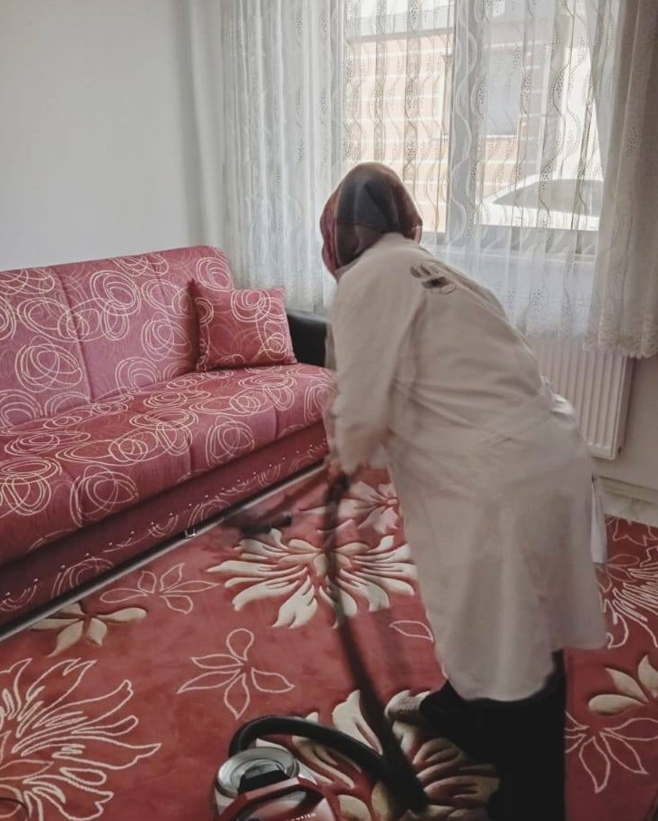 Gediz’de Gönül Belediyeciliği: Başkan Akel’den Büyüklerimize Evde Bakım ve Temizlik Hizmeti