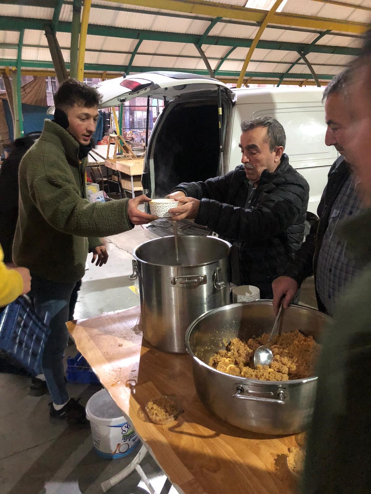 Gediz Pazarında İçleri Isıtan İkram: Bir Kase Tarhana, Bin Dua!