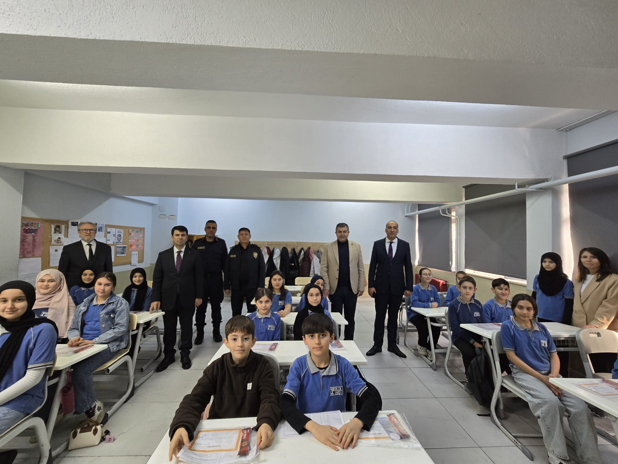 Gediz’de 6 Bin 808 Öğrenci Karne Heyecanı Yaşadı: Yarıyıl Tatili Başladı