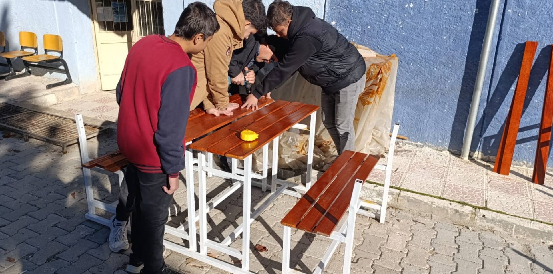 Gedizli Gençlerden Örnek Geri Dönüşüm: Atık Sıralar Bank ve Askılığa Dönüşüyor