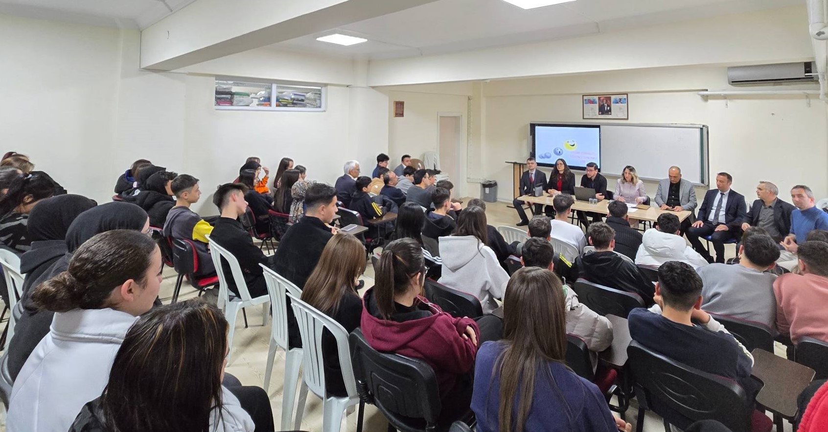 Gediz’de Akran ve Siber Zorbalığa Karşı Güç Birliği