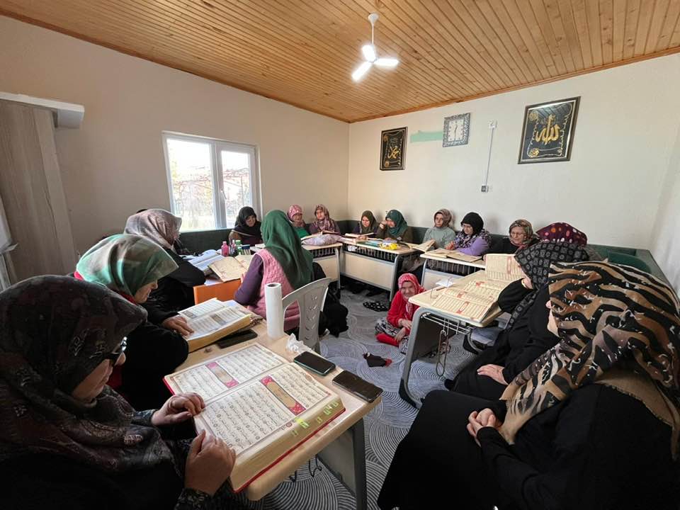 Gediz’de Kur’an Kurslarına Rekor İlgi: “Milletimizin Mayası Kur’an İle Yoğrulmuştur”