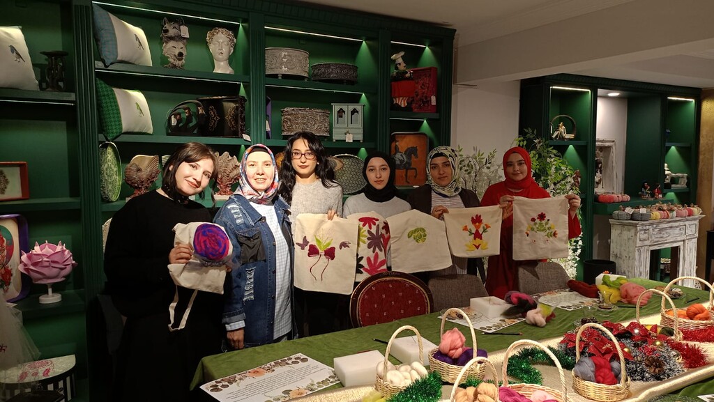 Gediz’de Gelenekselden Moderne: Moda Tasarım Öğrencilerinden İğneli Keçe Atölyesi