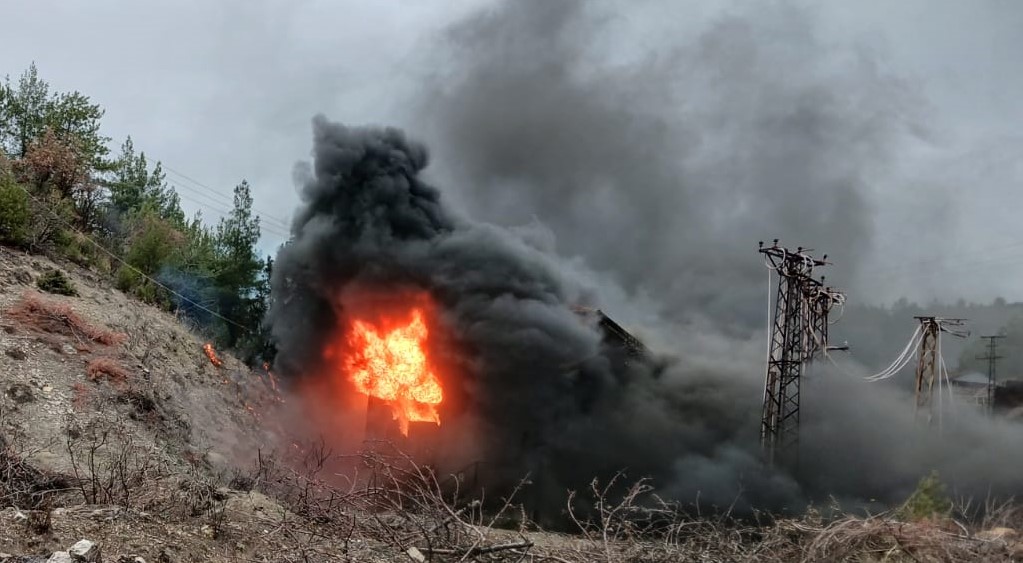 Gökler’de Korkutan Trafo Yangını: Belde 5 Saat Karanlığa Gömüldü