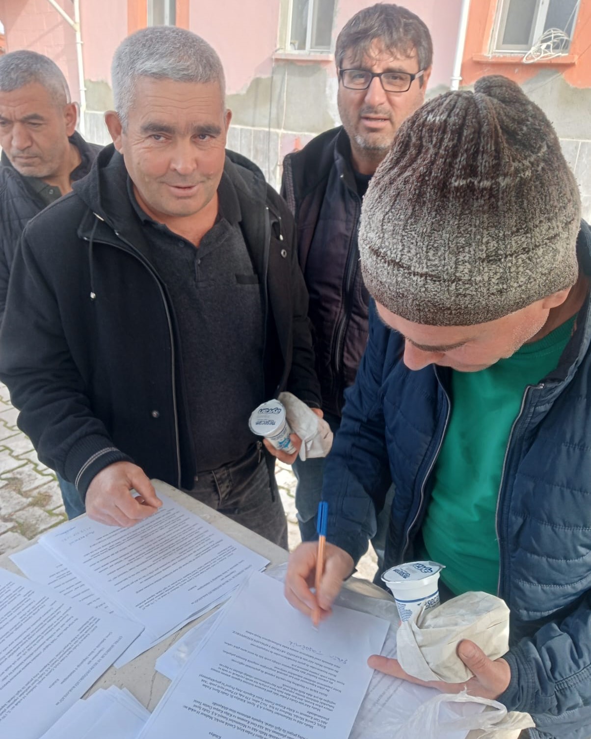 Gediz’de Akü Fabrikası İçin Toplanan İmzalar İl Müdürlüğüne Teslim Edildi