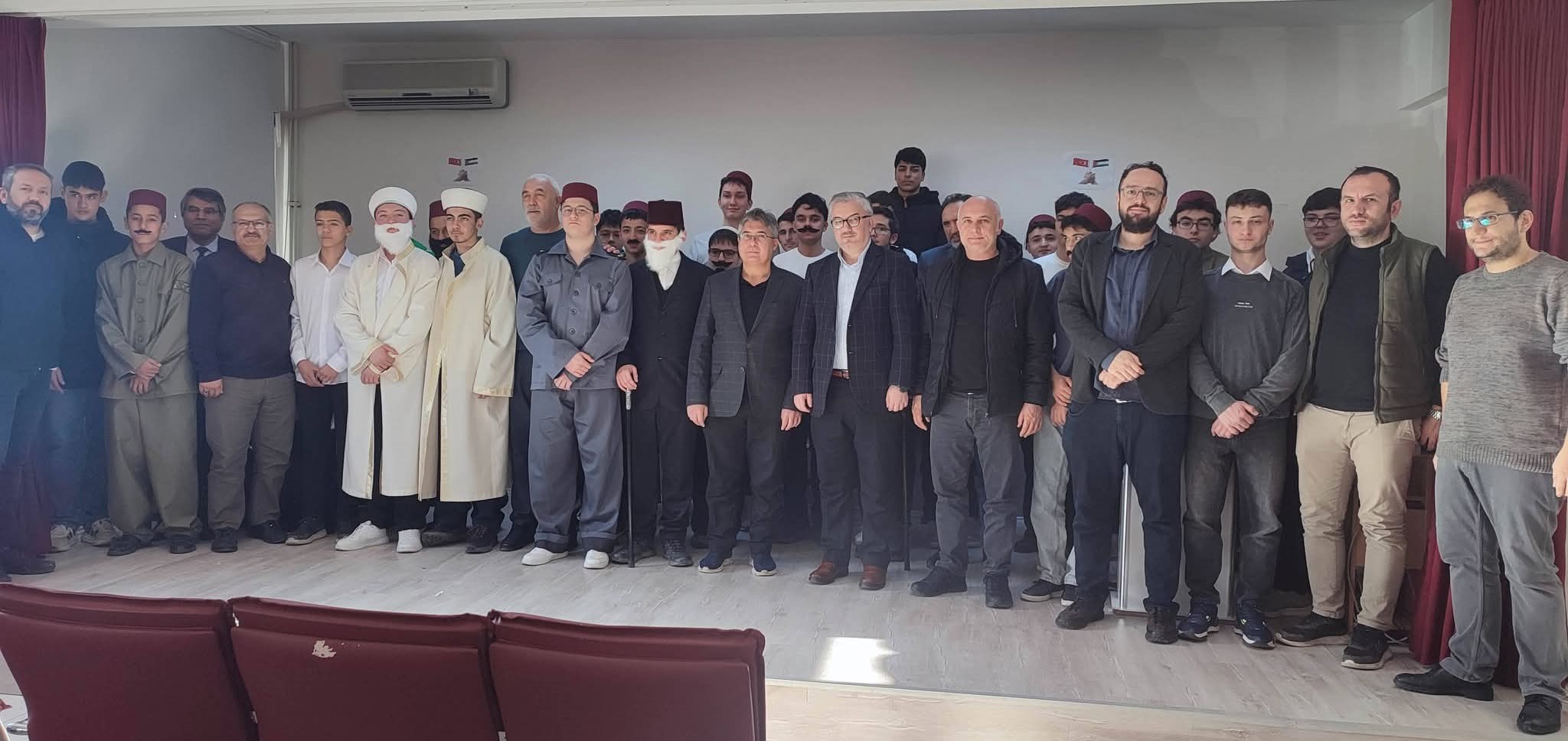 Gediz’de Tarih Sahneye Taşındı: İmam Hatipli Gençlerden “Abdülhamid Han” Tiyatrosu