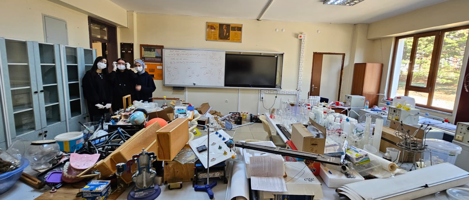 Gediz’de Bilim Meşalesi Kız İHL’de Yanıyor: Kimya Laboratuvarı Modern Yüzüne Kavuştu