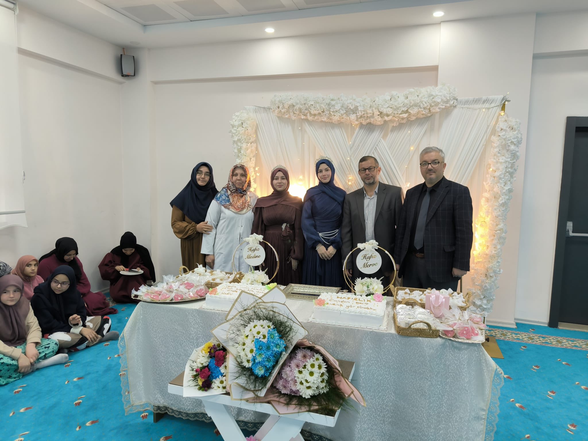 Gediz’de Çifte Hafızlık Gururu: Akkaş Kardeşler Hafızlıklarını Birlikte Tamamladı