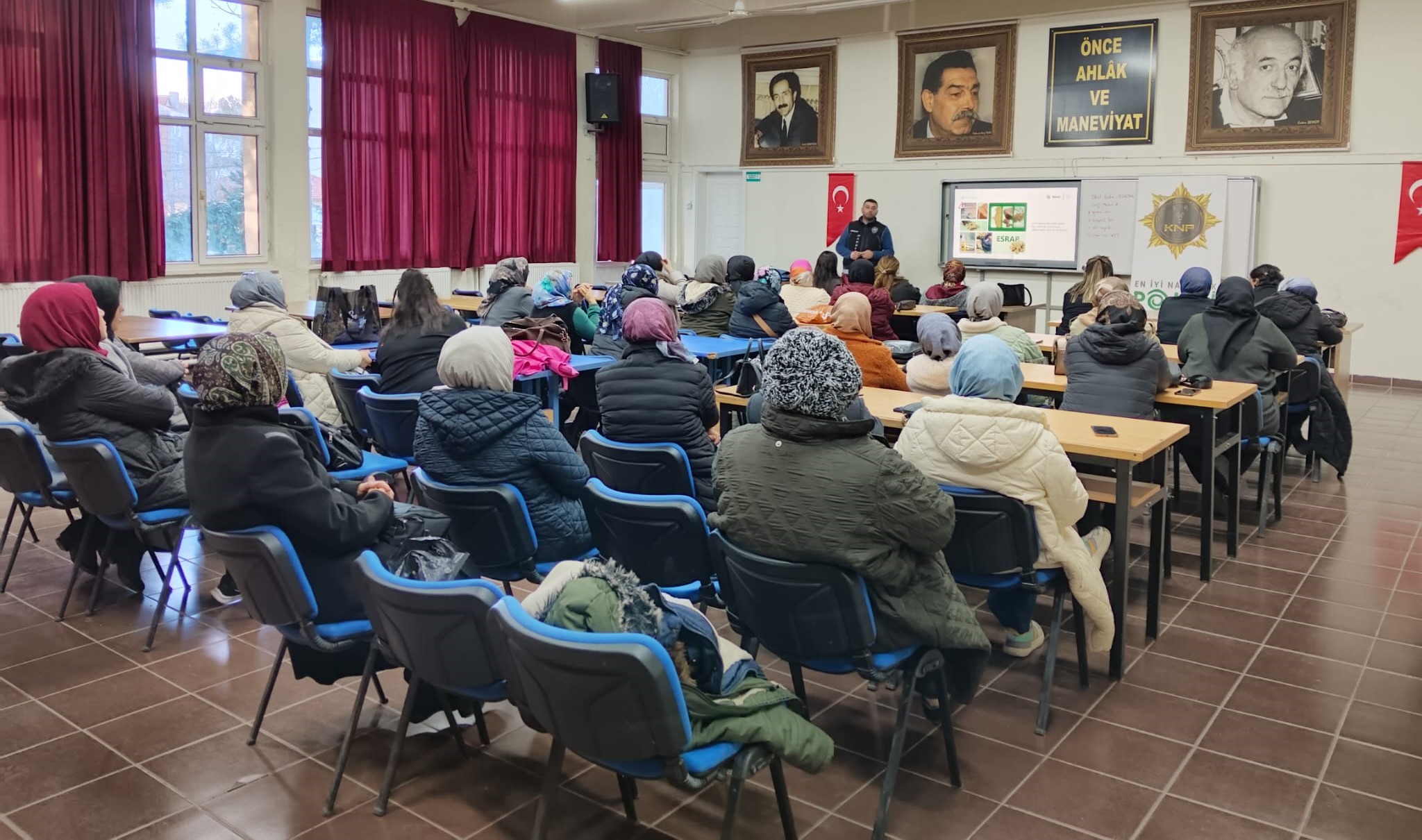 Gediz’de Anneler Narkotik Tehdidine Karşı Bilinçlendirildi: “En İyi Narkotik Polis: ANNE”