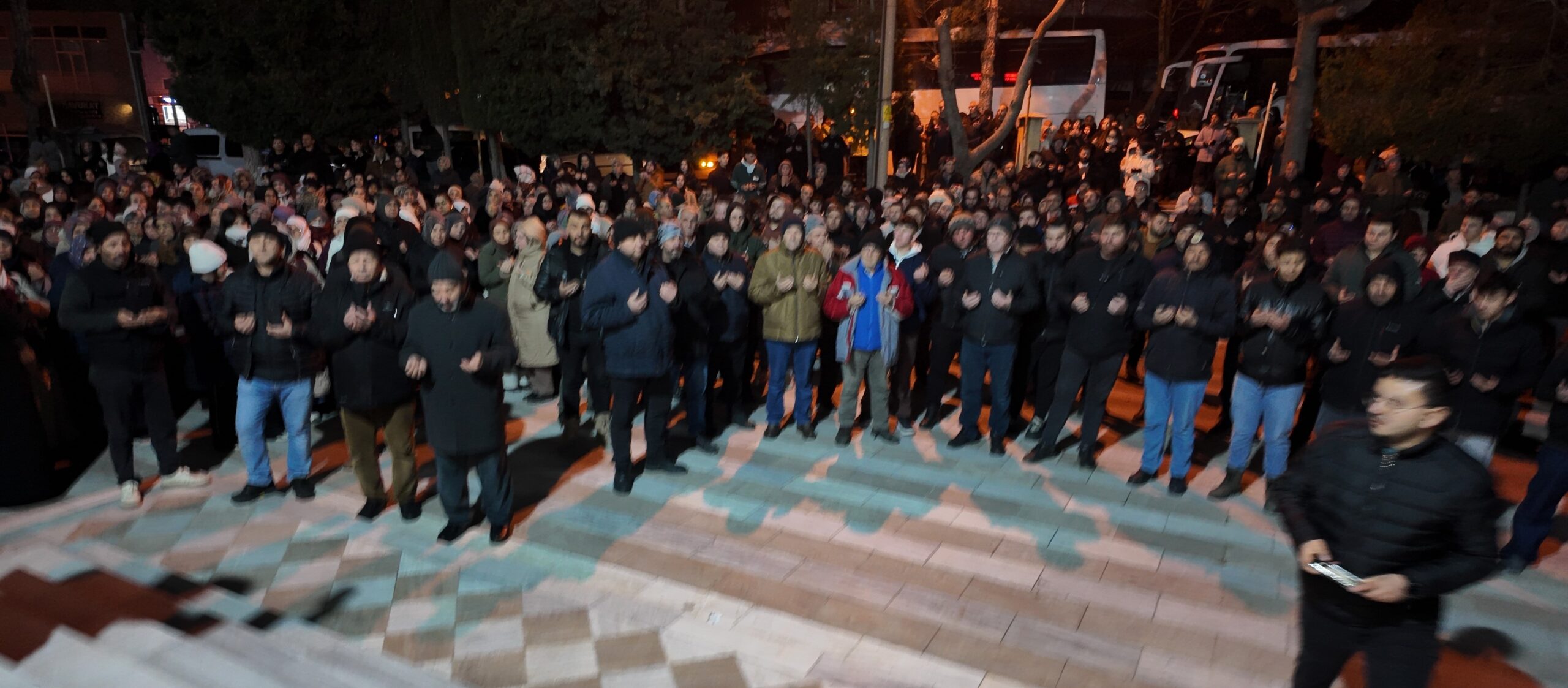 Gediz’den Kutsal Topraklara Manevi Yolculuk: 75 Umreci Dualarla Uğurlandı