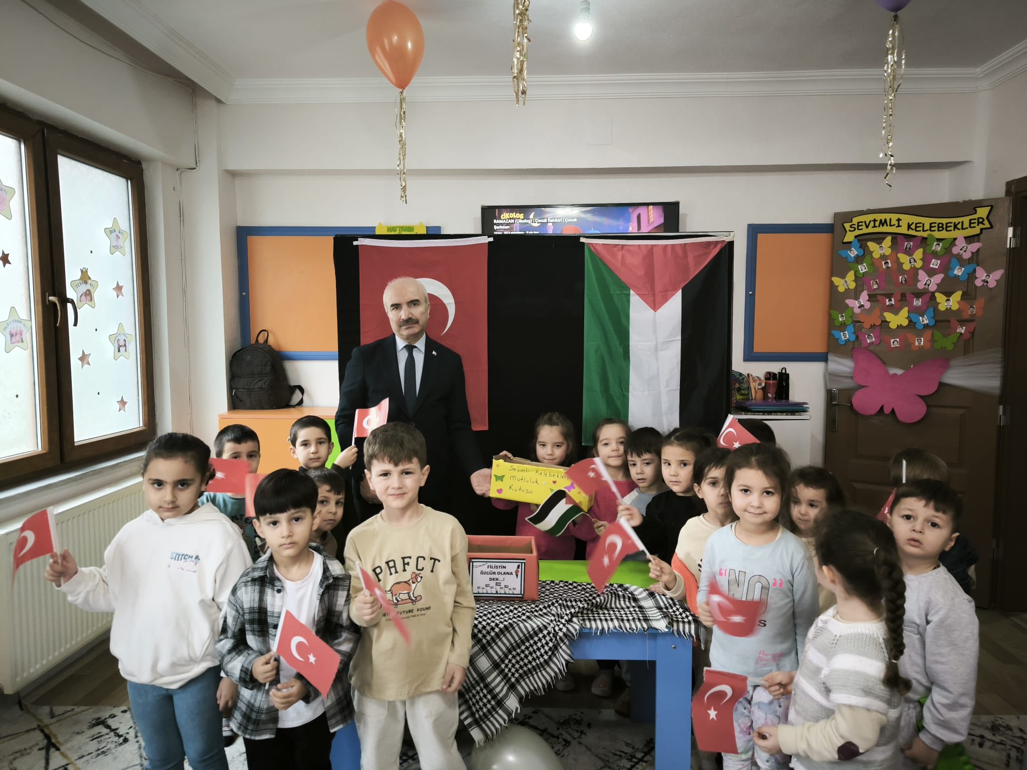 Minik Yüreklerden Filistin’e Büyük Destek: “Mutluluk Kutusu” İyilikle Doldu