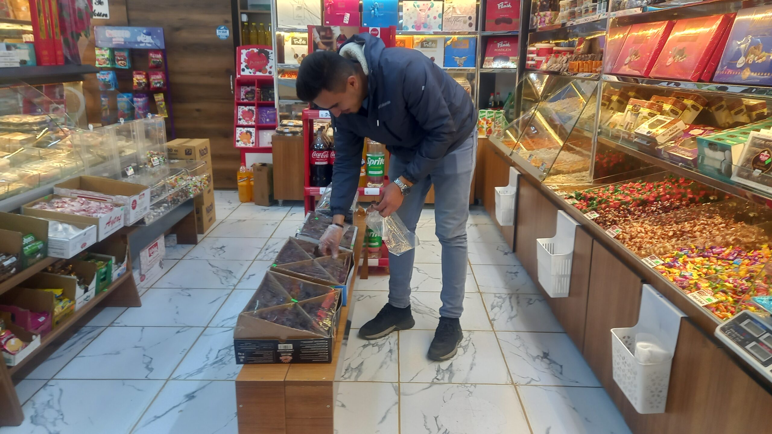 Gediz’de Ramazan Bereketi Başladı: Esnafta Tatlı Telaş, Tezgâhlarda Hurma Mesaisi!