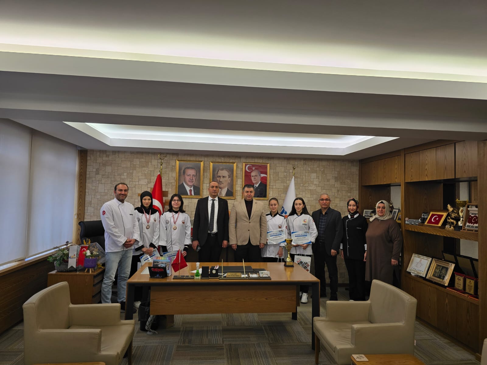 Gediz’in Şampiyon Şeflerinden Protokol Çıkartması: Başarı Kupasıyla Ziyaret Turu