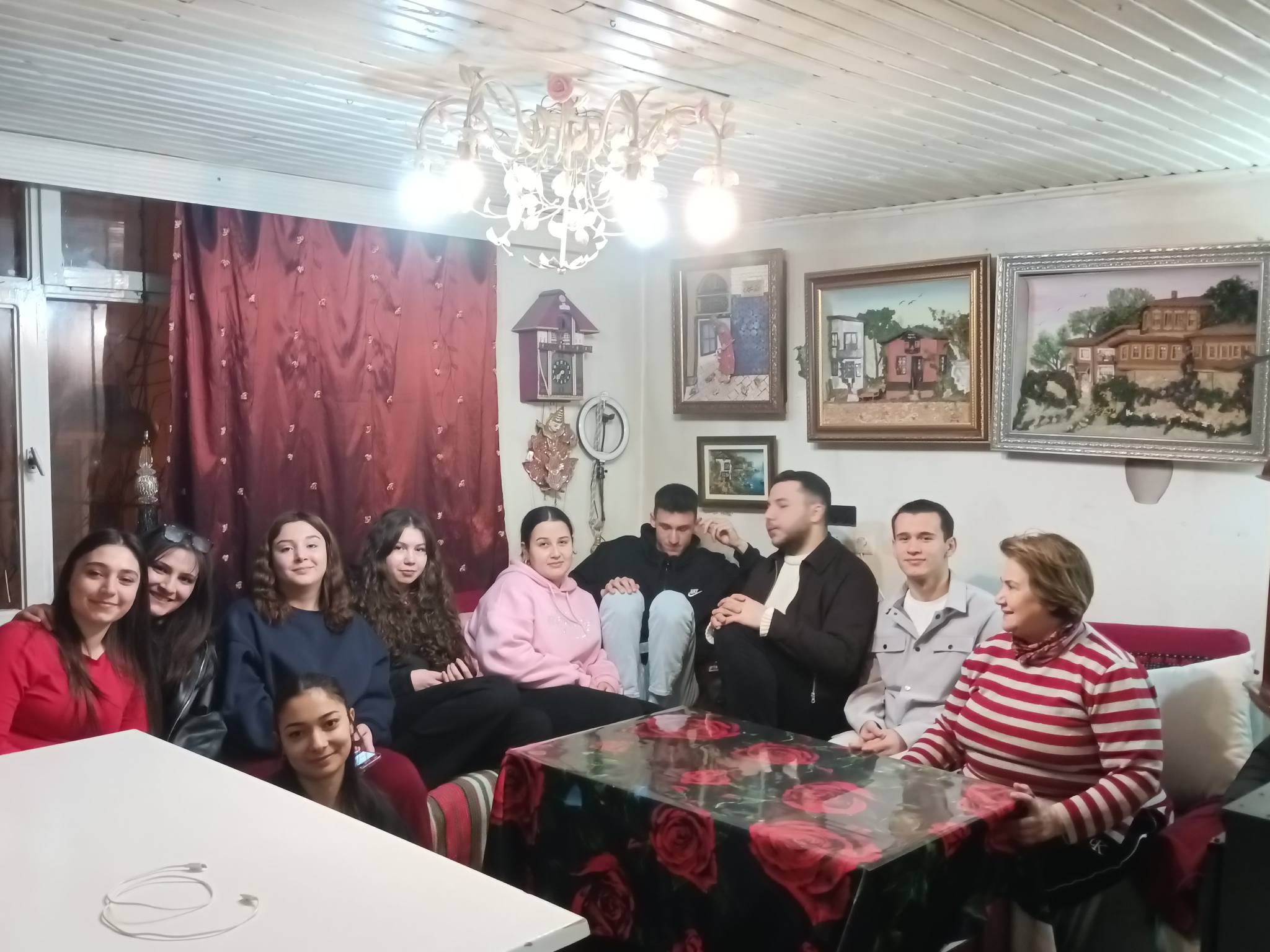 Şaphane’de İyilik Sofrası: Üniversite Öğrencilerine “Anne Eli” Değiyor