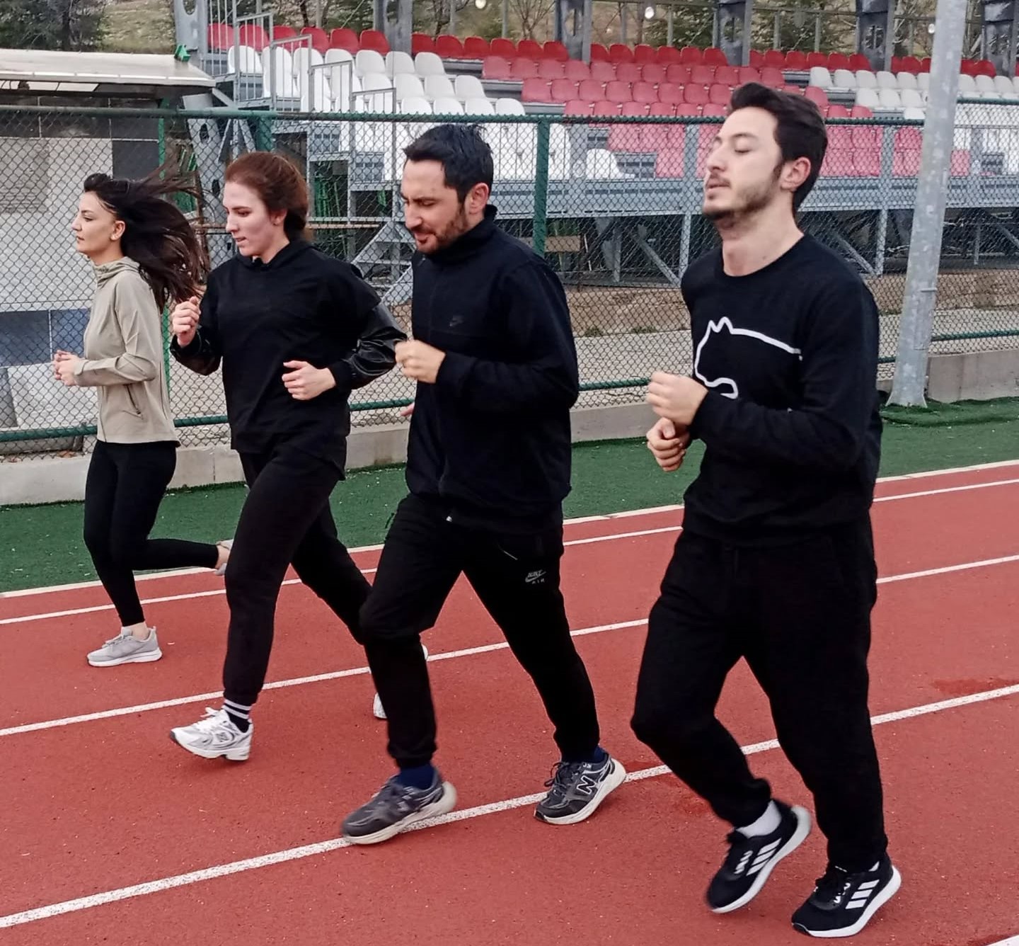 Gediz’de Spor Seferberliği: Gençler Hem Polisliğe Hazırlanıyor Hem de Ok Atıyor