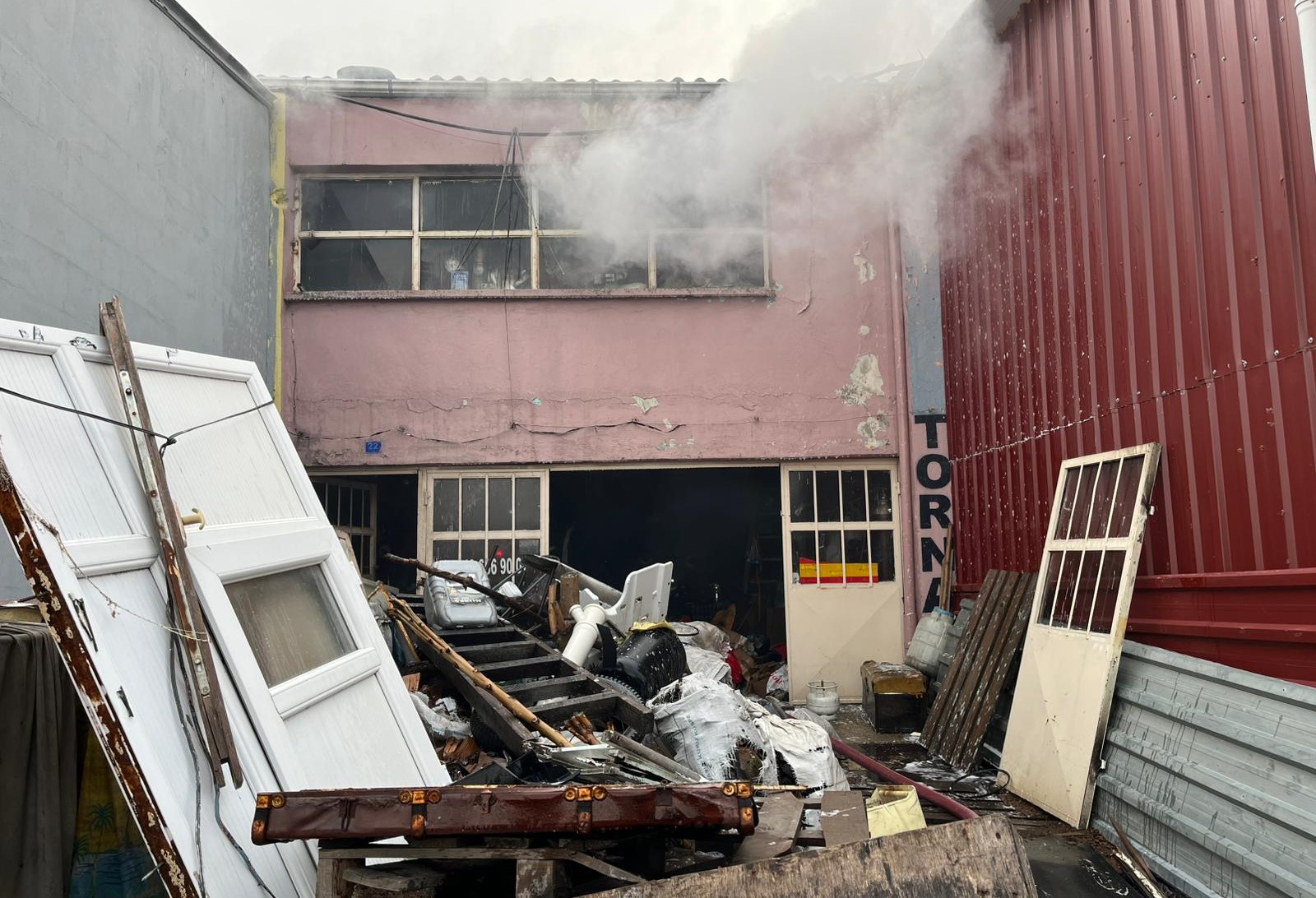 Gediz Sanayi Sitesinde Korkutan Yangın: Torna Atölyesi Kullanılamaz Hale Geldi