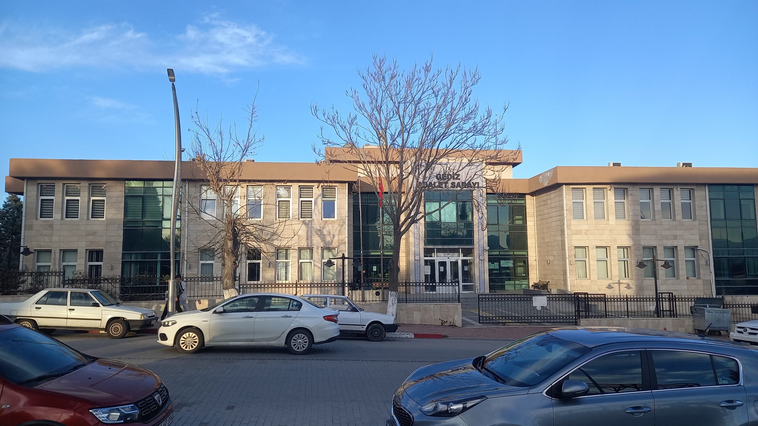 Gediz’de Uyuşturucu Operasyonu: Yol Ayrımında Yakalanan 2 Şahıs Tutuklandı