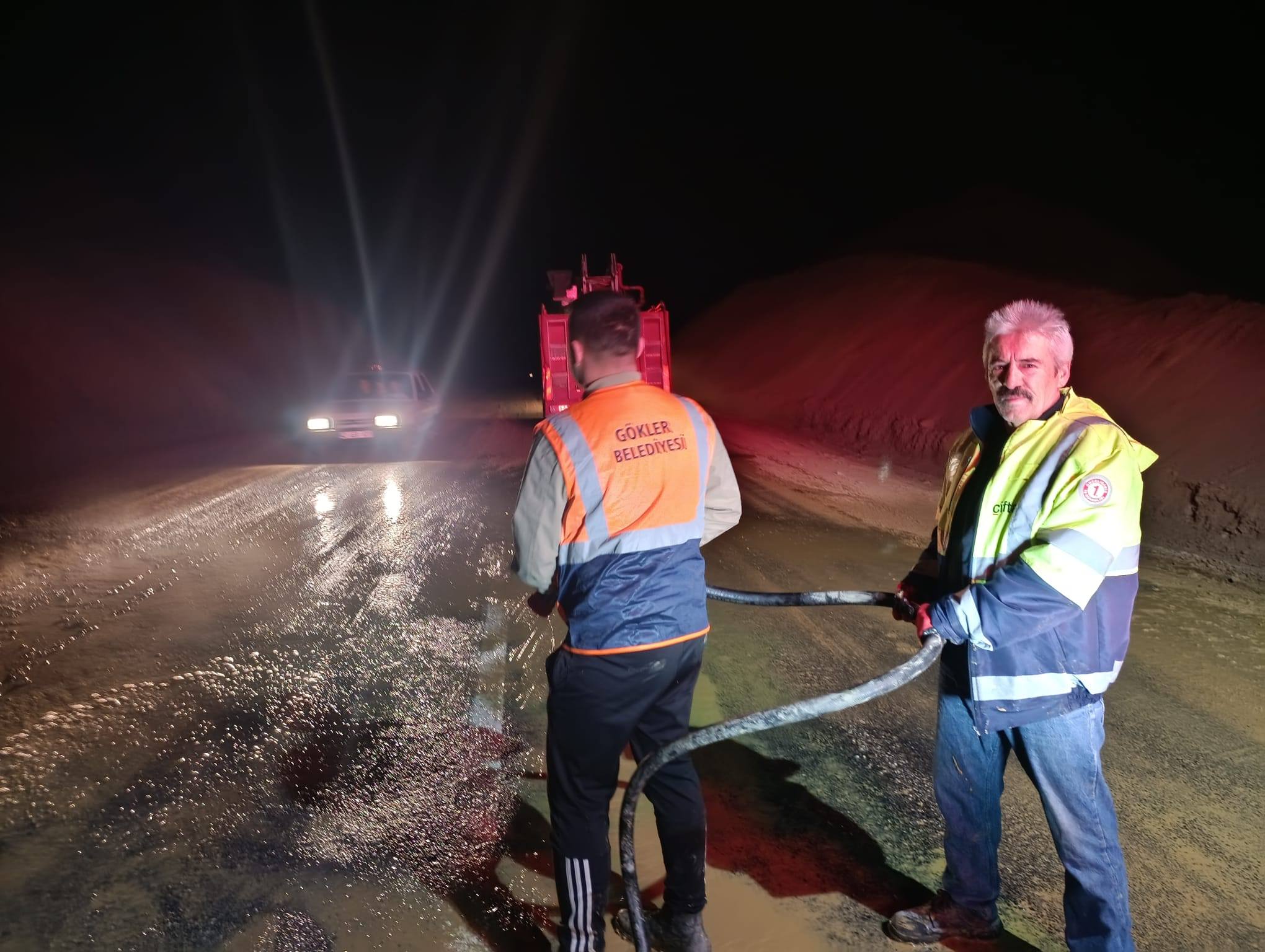 Gökler’de Bayram Mesaisi: Çamurlu Yollar Temizlendi, Trafik Güvenliği Sağlandı