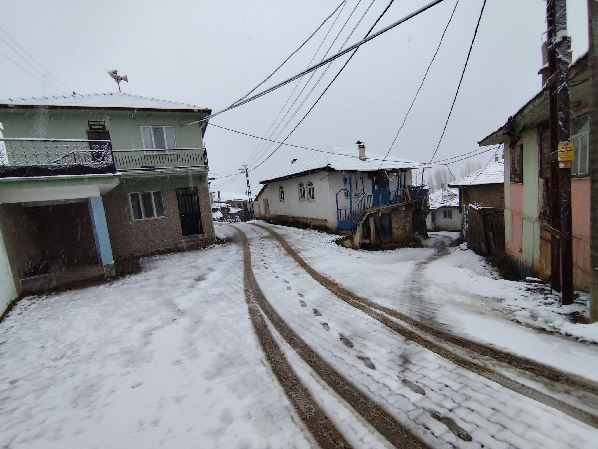 Gediz’in Yüksek Köylerinde Kış Güzelliği: Beyaz Örtü Kapladı