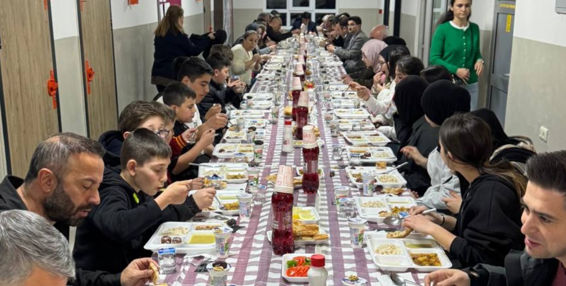 Maarifin Kalbinde Ramazan: Erdoğmuş’ta Öğrenci ve Protokol Aynı Sofrada