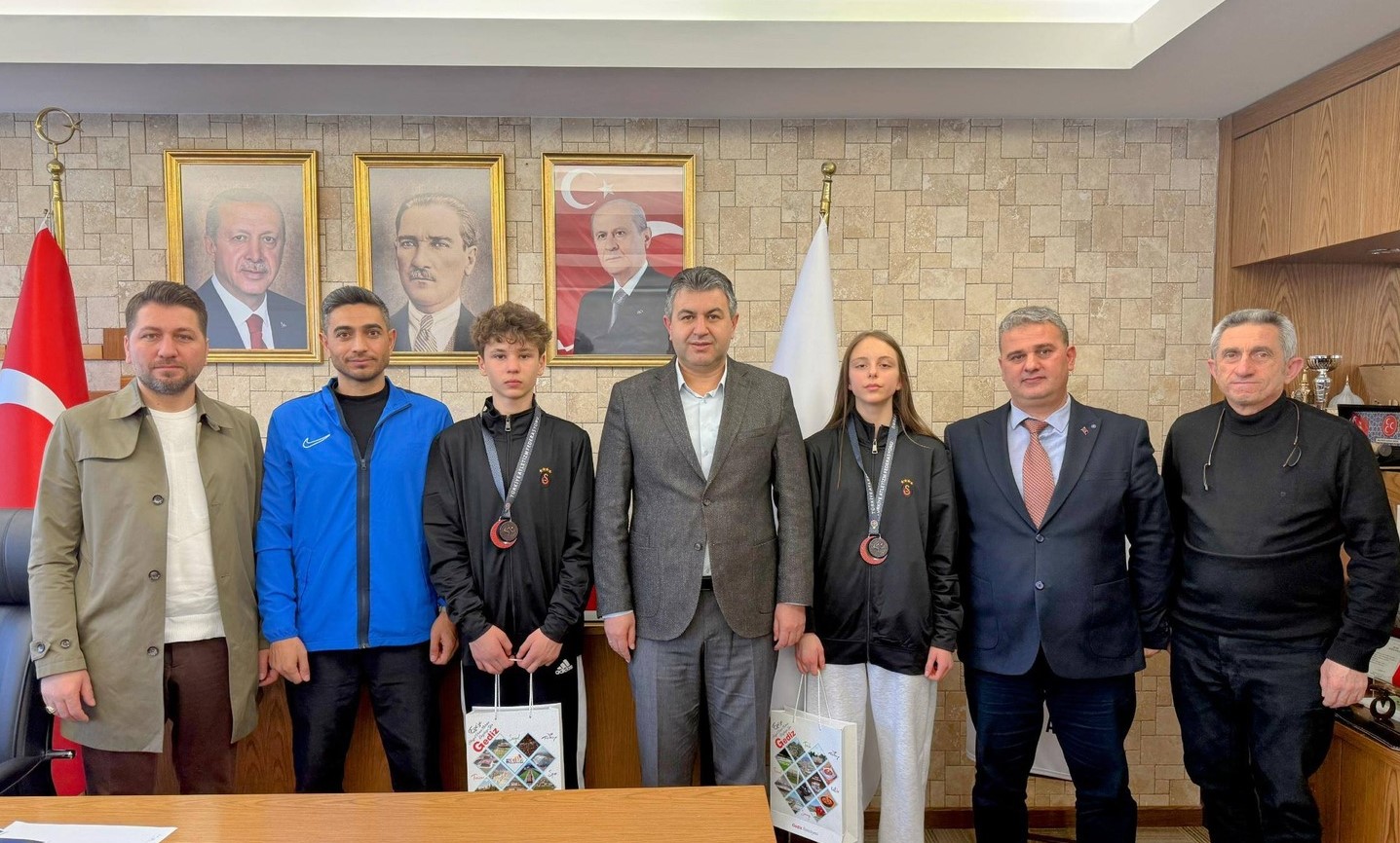 GEDİZ’İN GENÇ ATLETLERİ TÜRKİYE KÜRSÜSÜNDE: BAŞKAN AKEL’DEN ŞAMPİYONLARA TEBRİK