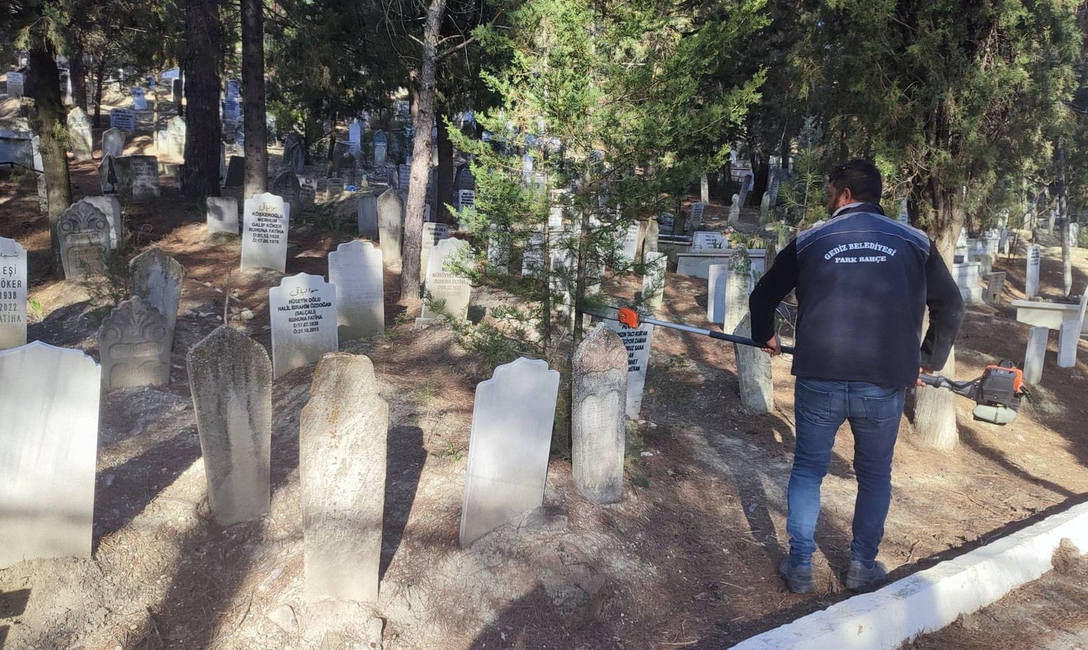 Gediz’de Mezarlıklar Bayram Ziyaretine Hazırlandı: “Huzurlu Bir Bayram Ziyareti İçin Çalışmalar Tamam”