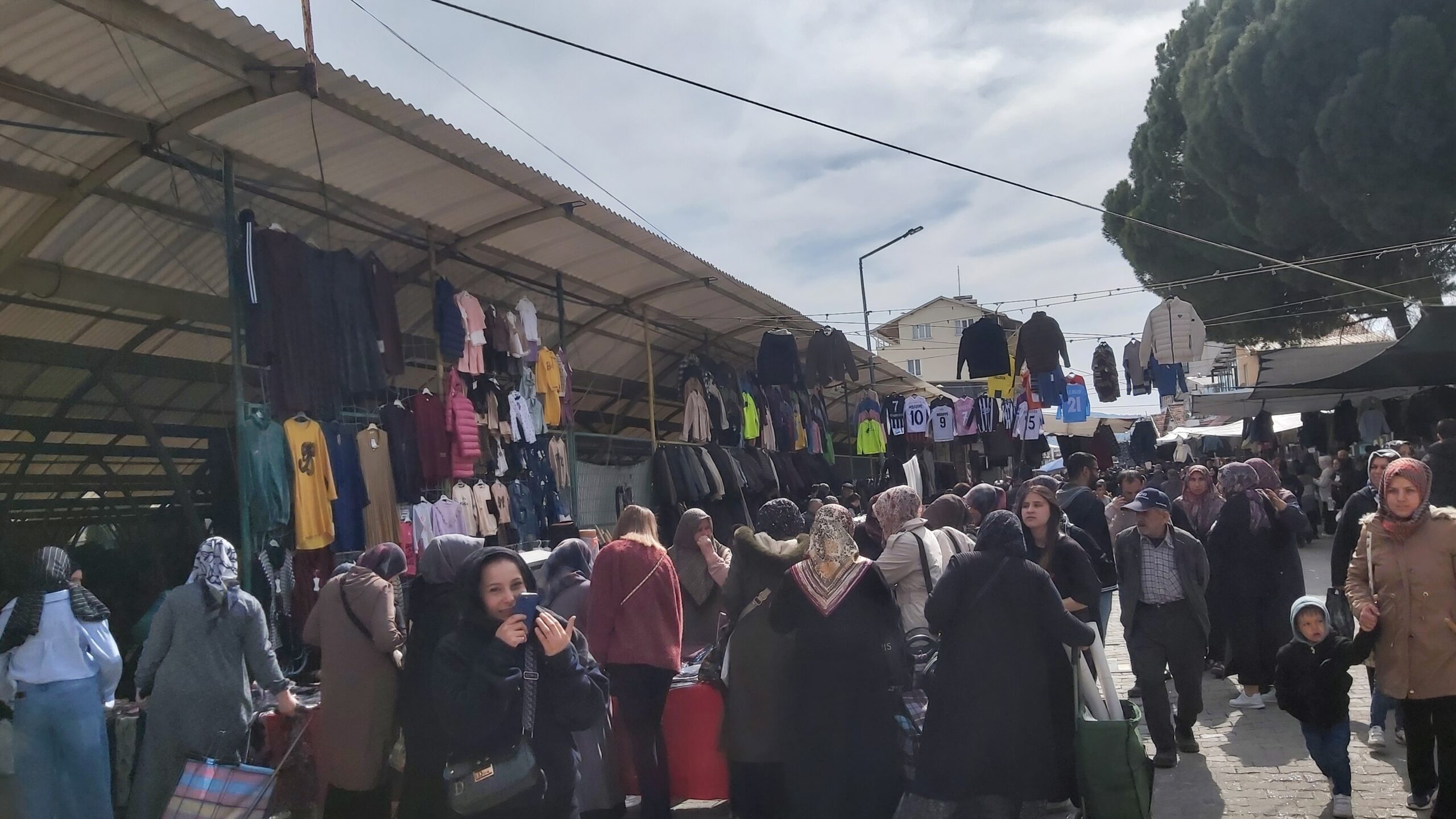Gediz’de Bayram Bereketi: Tarihi Cumartesi Pazarı Alışveriş Telaşıyla Doldu Taştı
