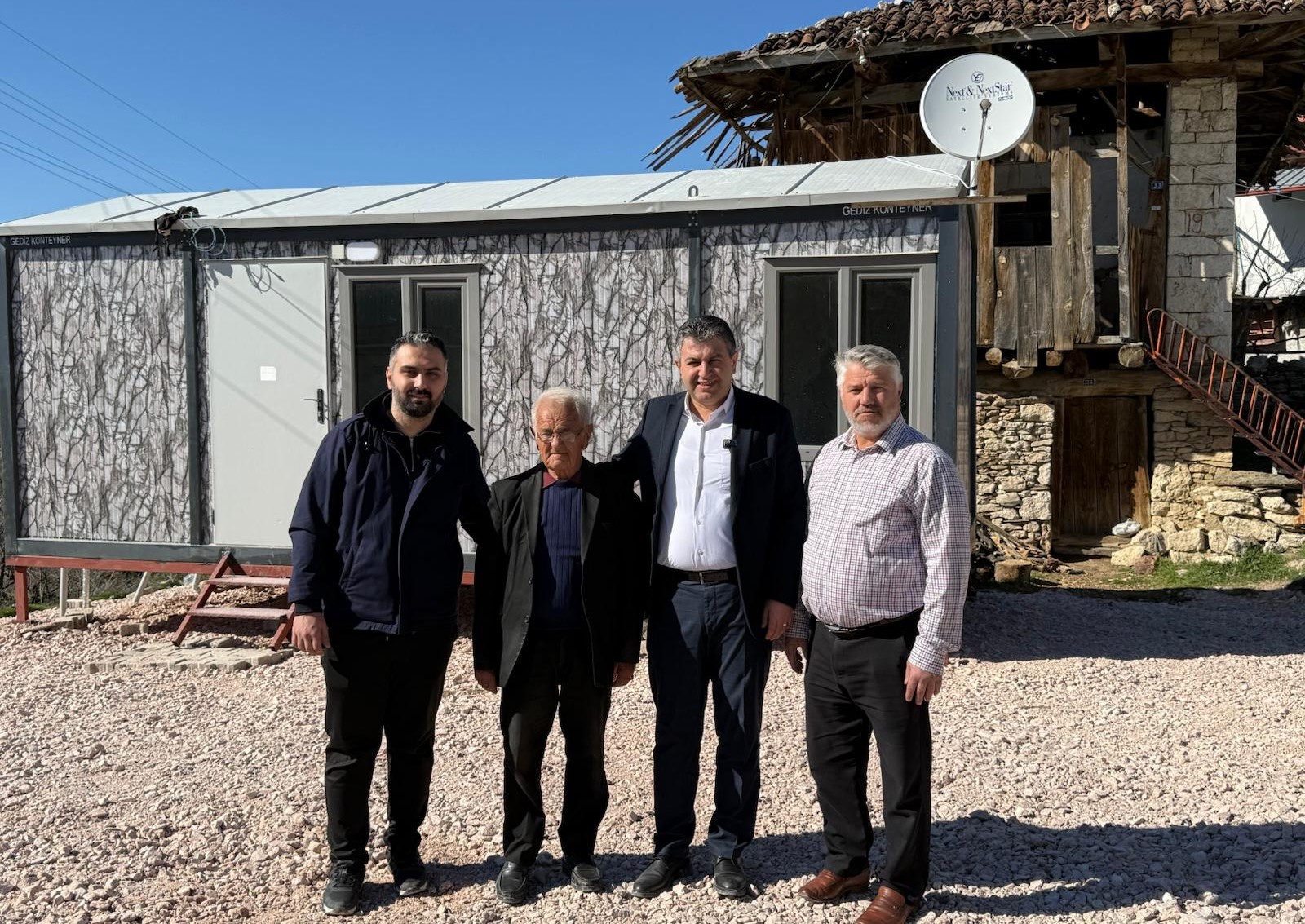 Gediz’de Kimse Kimsesiz Değil: Yaşar Amca Yeni Yuvasına Kavuştu