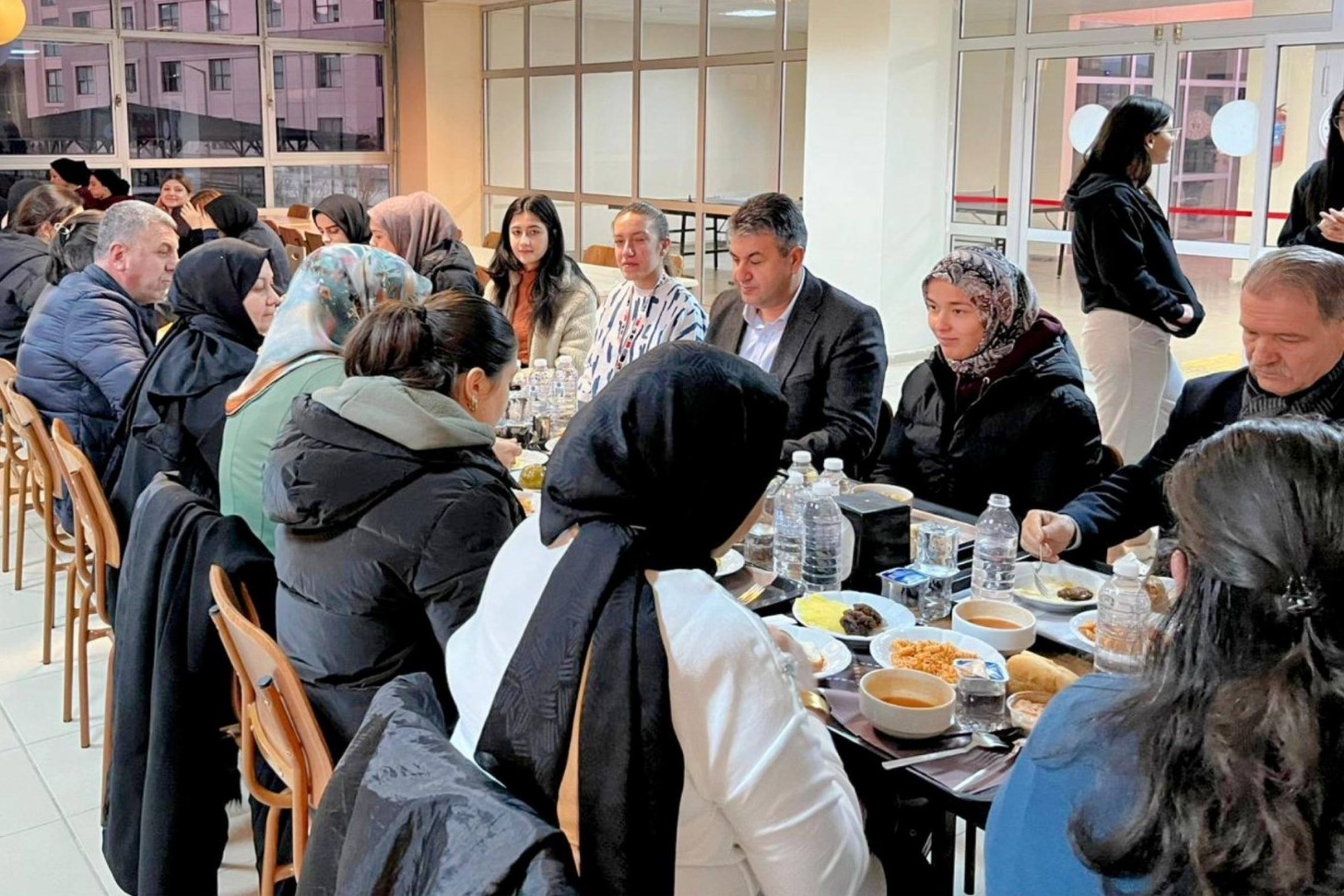 Başkan Akel’den Gençlere İftar Ziyareti: “Gönlümüz de Soframız da Gençlerimizle Bir”