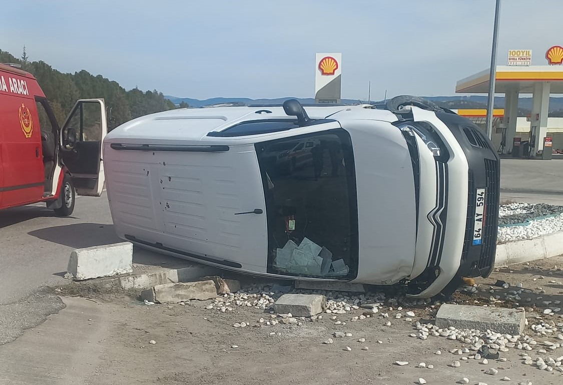 Gediz Karayolunda Korkutan Kaza: Kontrolden Çıkan Otomobil Savruldu
